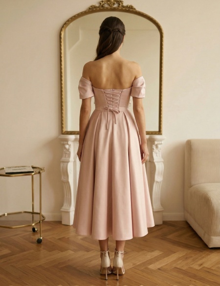 Пудрово-розовое платье миди А-силуэта с корсетным лифом и спущенными рукавами