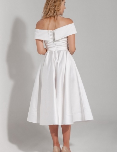 Белое атласное платье миди со спущенными плечами