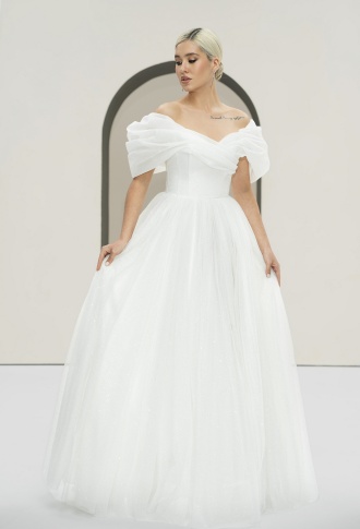 Белое блестящее платье с объемными плечами