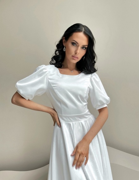 Белое атласное платье с рукавами фонариками