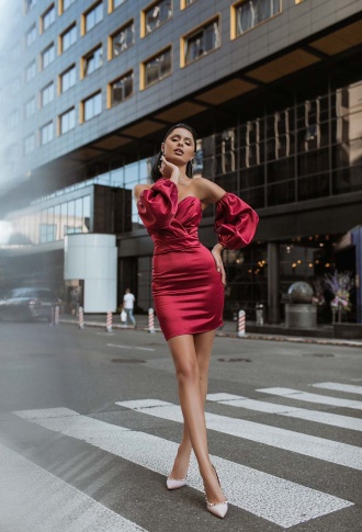 Атласное короткое платье с рукавами буфами - Марсала