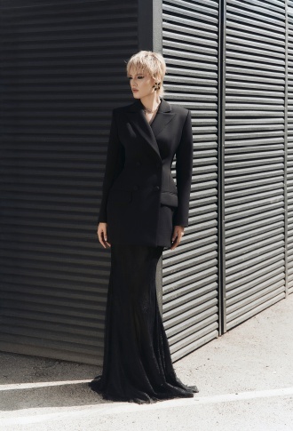 Черное платье с пиджаком и со съемной кружевной юбкой