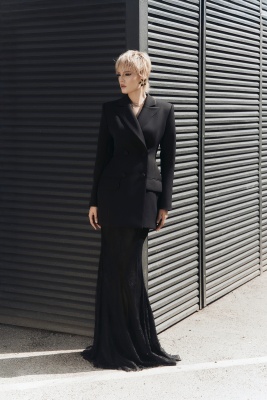 Черное платье с пиджаком и со съемной кружевной юбкой