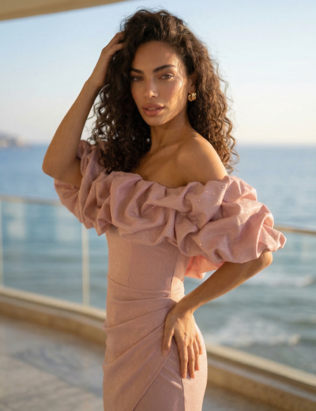 Пудровое платье миди с разрезом на ноге и оборкой