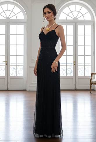 Черное платье по фигуре из страз на бретельках со шлейфом