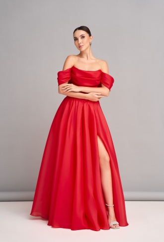 Красное платье со спущенными плечами и разрезом на ноге а-силуэт