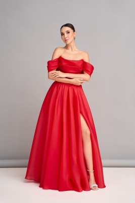 Красное платье со спущенными плечами и разрезом на ноге а-силуэт