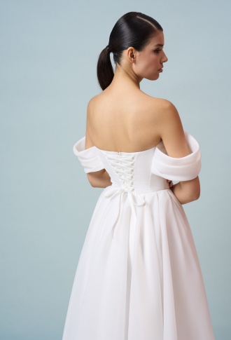 Белое платье со спущенными плечами а-силуэт