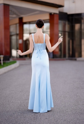 Голубое платье с корсетным верхом и разрезом на ноге