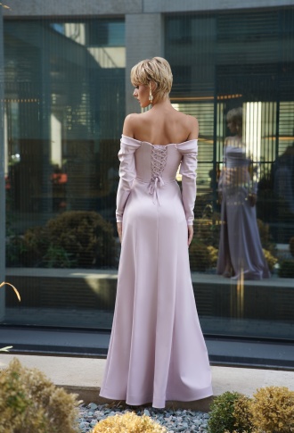 Пудровое платье с рукавами и разрезом на ноге