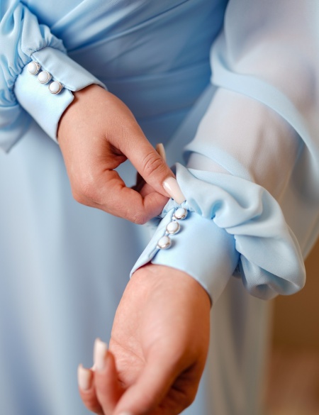 Голубое шифоновое платье с длинными рукавами и декольте