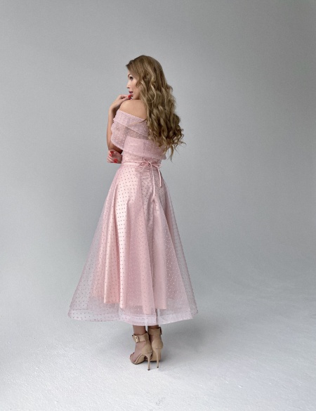 Пудровое платье миди в мушку из органзы с шалью