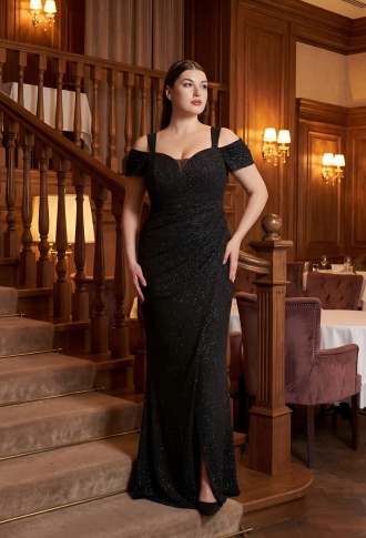 Черное блестящее платье со спущенными плечами и разрезом на ноге