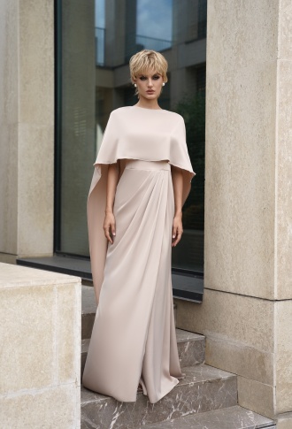 Бежевое платье с кейпом