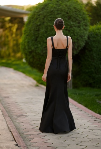 Черное платье с корсетным верхом и разрезом на ноге Черное платье с корсетным верхом и разрезом на ноге