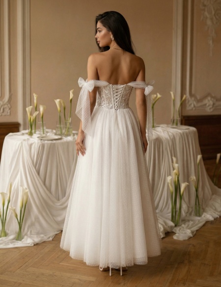 Белое платье миди А-силуэта с кружевным корсетом и воздушными рукавами-бантами