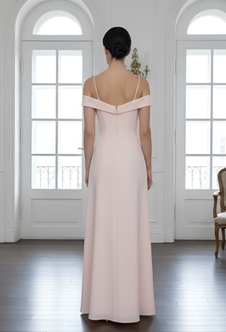 Персиковое платье со спущенными плечами и разрезом на ноге