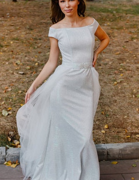 Серебряное блестящее платье по фигуре с накладной фатиновой юбкой