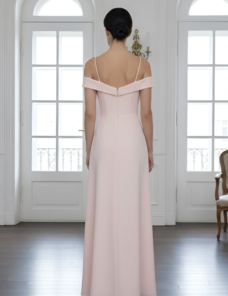 Персиковое платье со спущенными плечами и разрезом на ноге