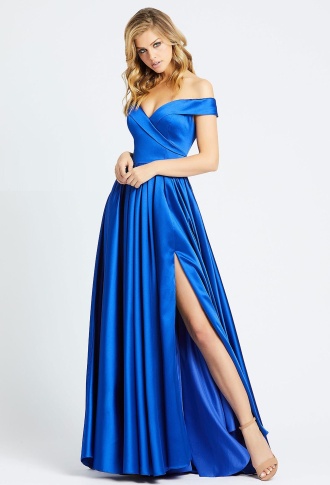 Синее атласное платье с разрезом