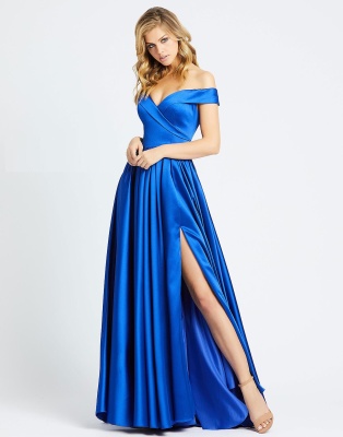 Синее атласное платье с разрезом