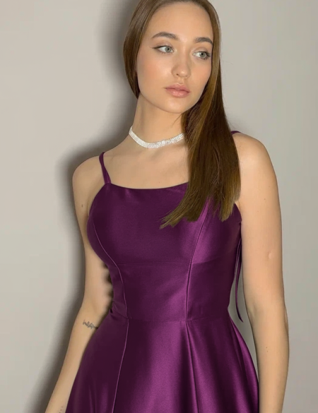Фиолетовое атласное платье с закрытым верхом