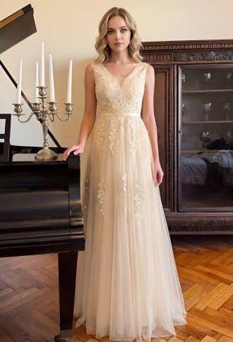 Бежевое фатиновое платье с расшитым верхом и открытой спиной