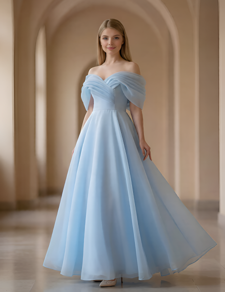 Голубое платье из органзы с объемными спущенными плечами