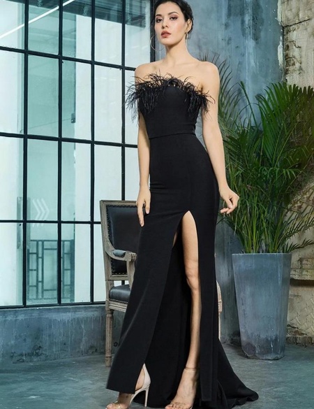 Черное длинное платье с перьями и разрезом на ноге