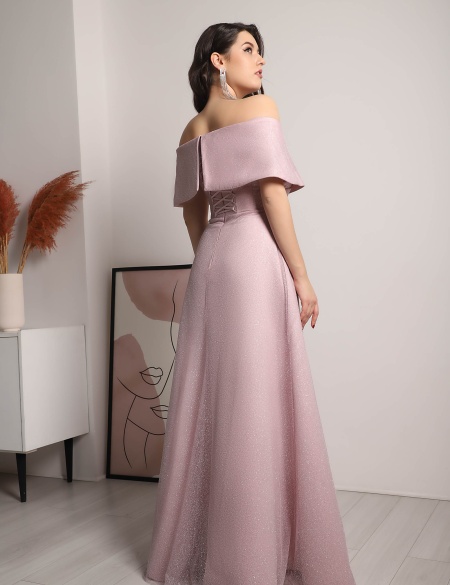 Розовое блестящее платье с разрезом на ноге и спущенными плечами