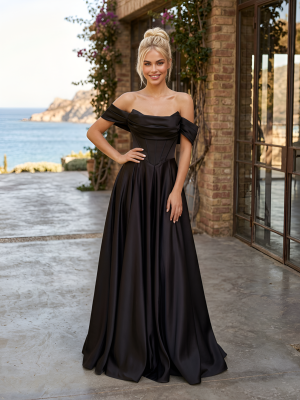 Черное платье со спущенными плечами и разрезом на ноге а-силуэт