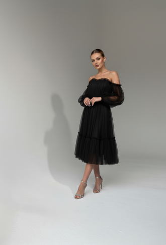 Черное платье миди с пышными рукавами