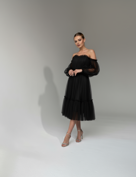 Черное платье миди с пышными рукавами