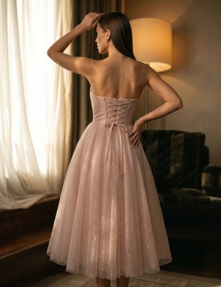 Пудровое блестящее платье миди бандо