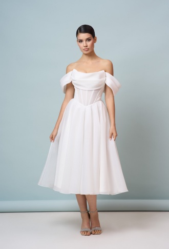 Белое платье со спущенными плечами а-силуэт