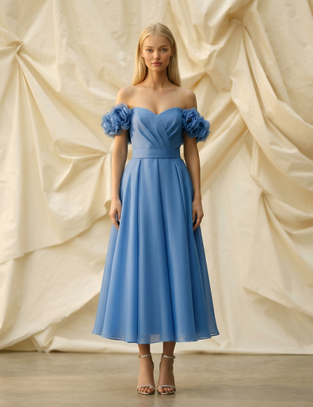 Синее платье миди с 3D цветами на плечах