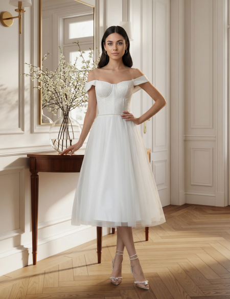 Белое платье миди с фатиновой юбкой и глитерным верхом, с жемчужным поясом