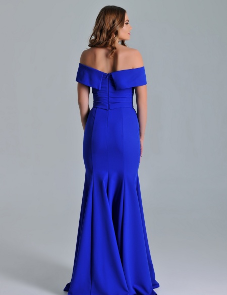 Синее платье по фигуре со спущенными плечами