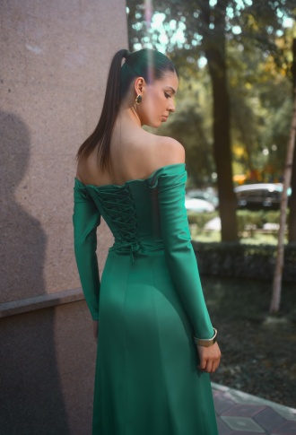 Изумрудное платье с рукавами и разрезом на ноге