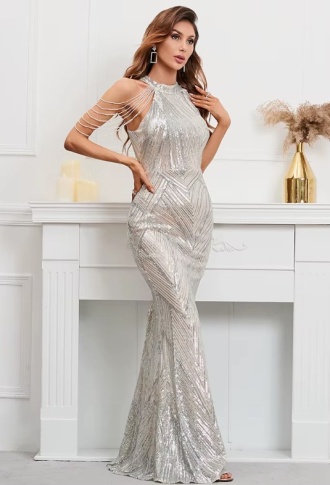 Серебряное платье из пайеток с горловиной и бусинами на плечах