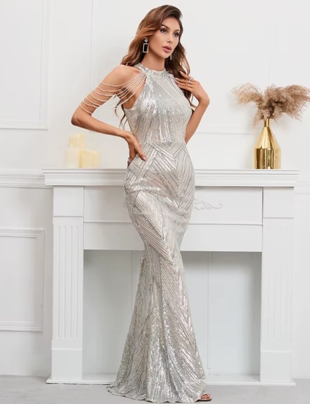 Серебряное платье из пайеток с горловиной и бусинами на плечах