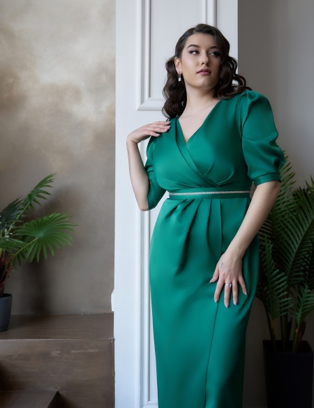 Изумрудное прямое платье с запахом и рукавами 3/4