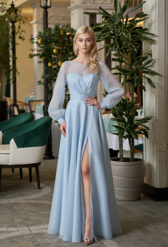 Голубое платье из органзы с длинными рукавами и разрезом на ноге