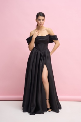 Черное платье со спущенными плечами и разрезом на ноге а-силуэт