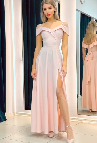 Персиковое платье со спущенными плечами и разрезом на ноге