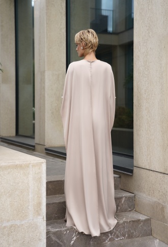 Бежевое платье с кейпом