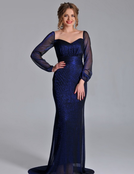 Серебряное платье из люрекса по фигуре со спущенными плечами и длинными рукавами