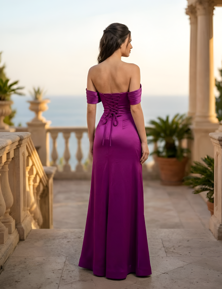 Фиолетовое атласное платье по фигуре с разрезом на ноге