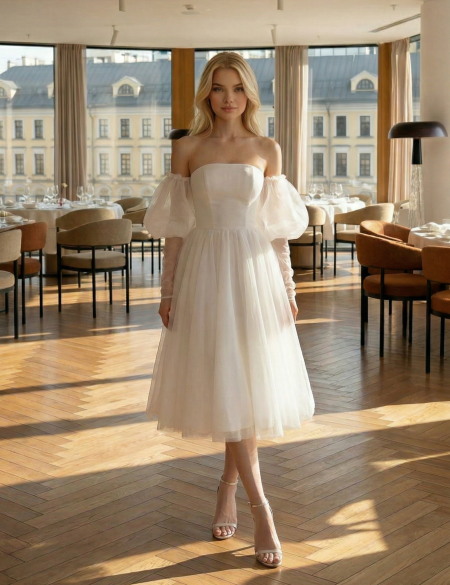 Белое блестящее платье миди с рукавами и пояском