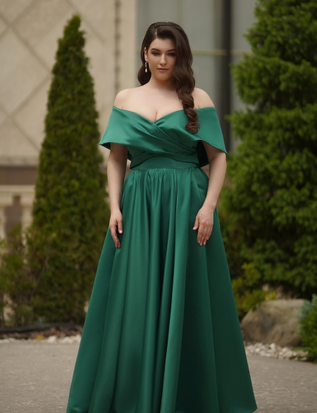 Изумрудное атласное платье с разрезом на ноге и спущенными плечами
